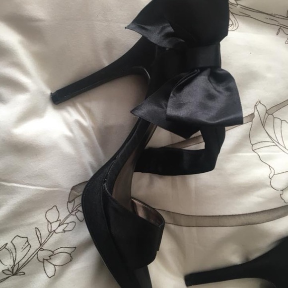Size 10 Black with Bow High Heels - Picture 2 of 2